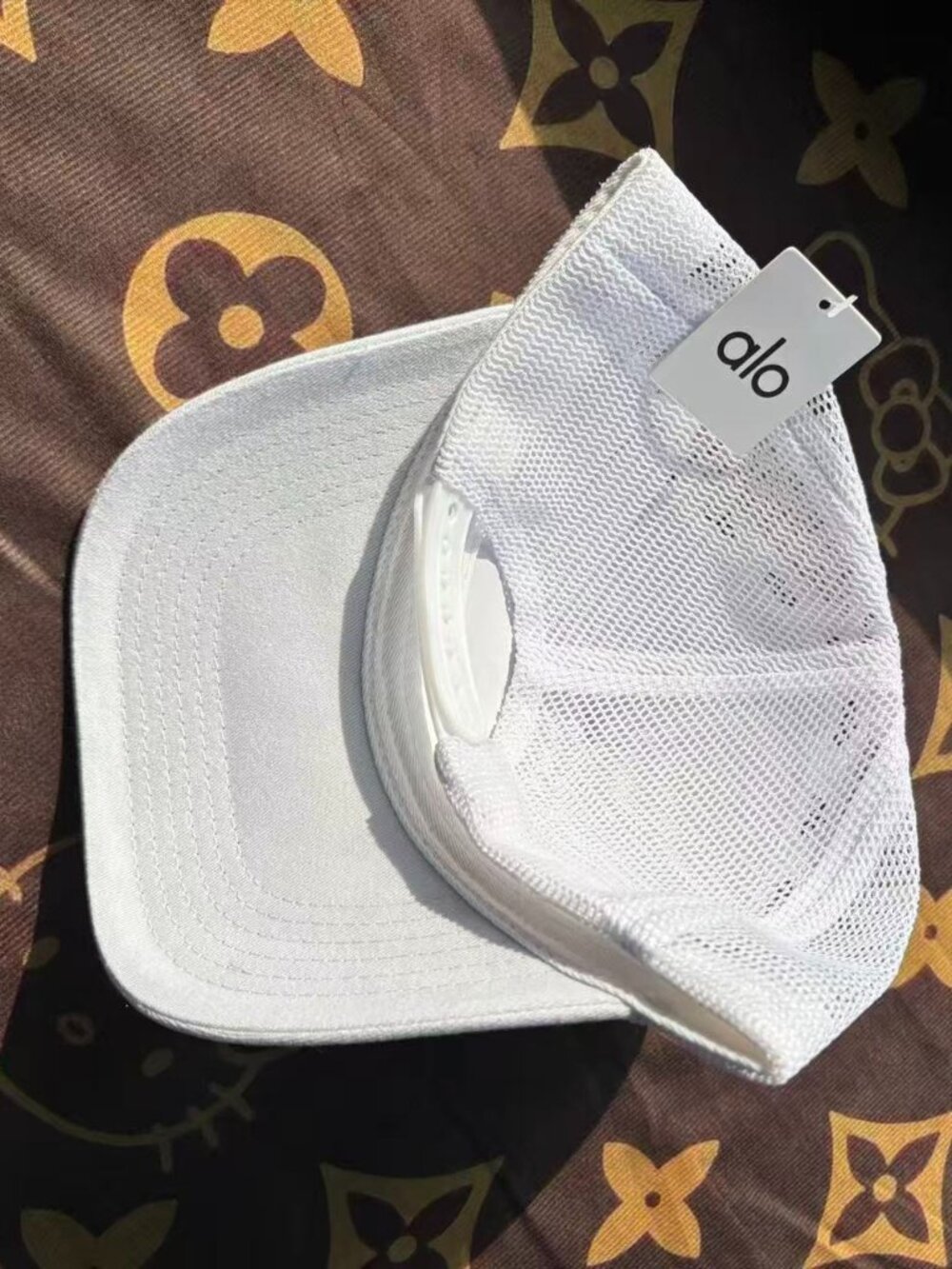 ๐ธ Alo White Trucker Hat Casual and Relaxed Style - Picture 4 of 4